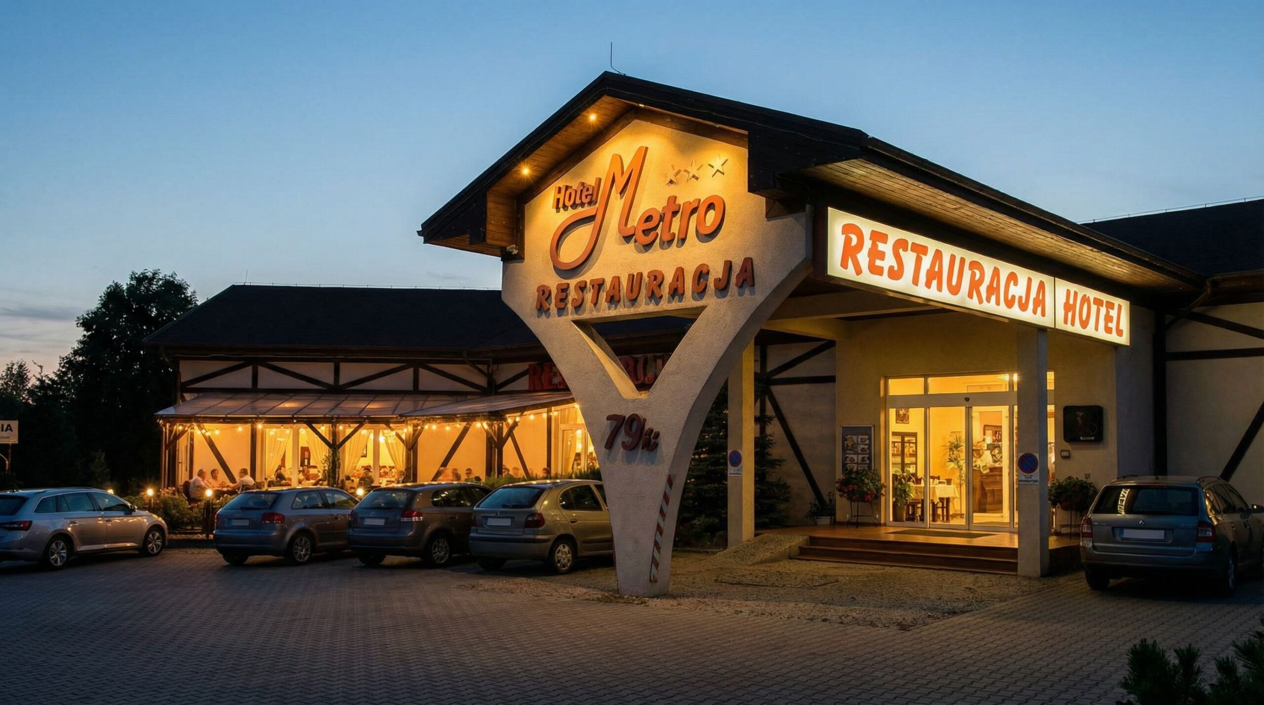 restauracja hotelowa, kuchnia regionalna, doświadczenia kulinarne, jedzenie w podróży, hotelowe smaki